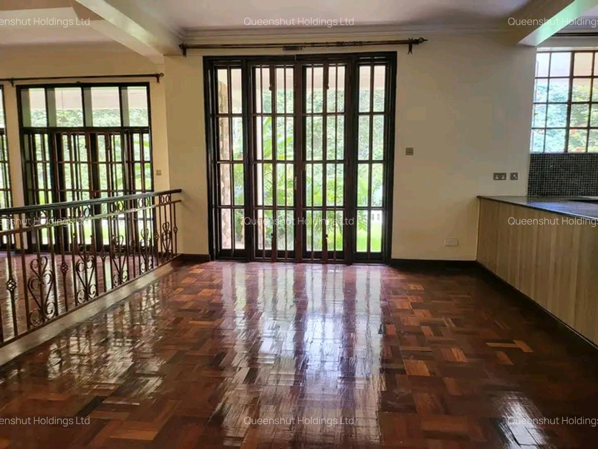 4 Bed House with En Suite in Rosslyn - 2