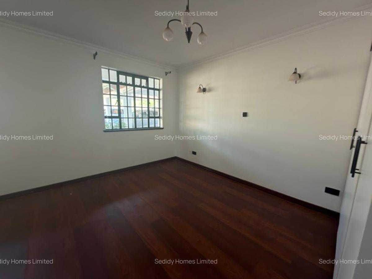 5 Bed House with En Suite in Ridgeways - 13