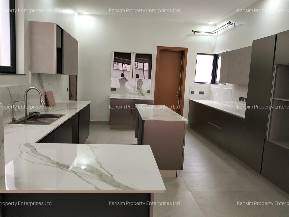 5 Bed Townhouse with En Suite in Lavington - 3