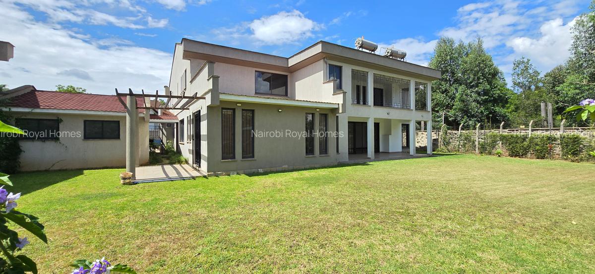 6 Bed House with En Suite at Lavington Green - 2