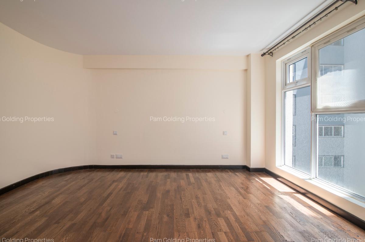 3 Bed Apartment with En Suite in Riverside - 17
