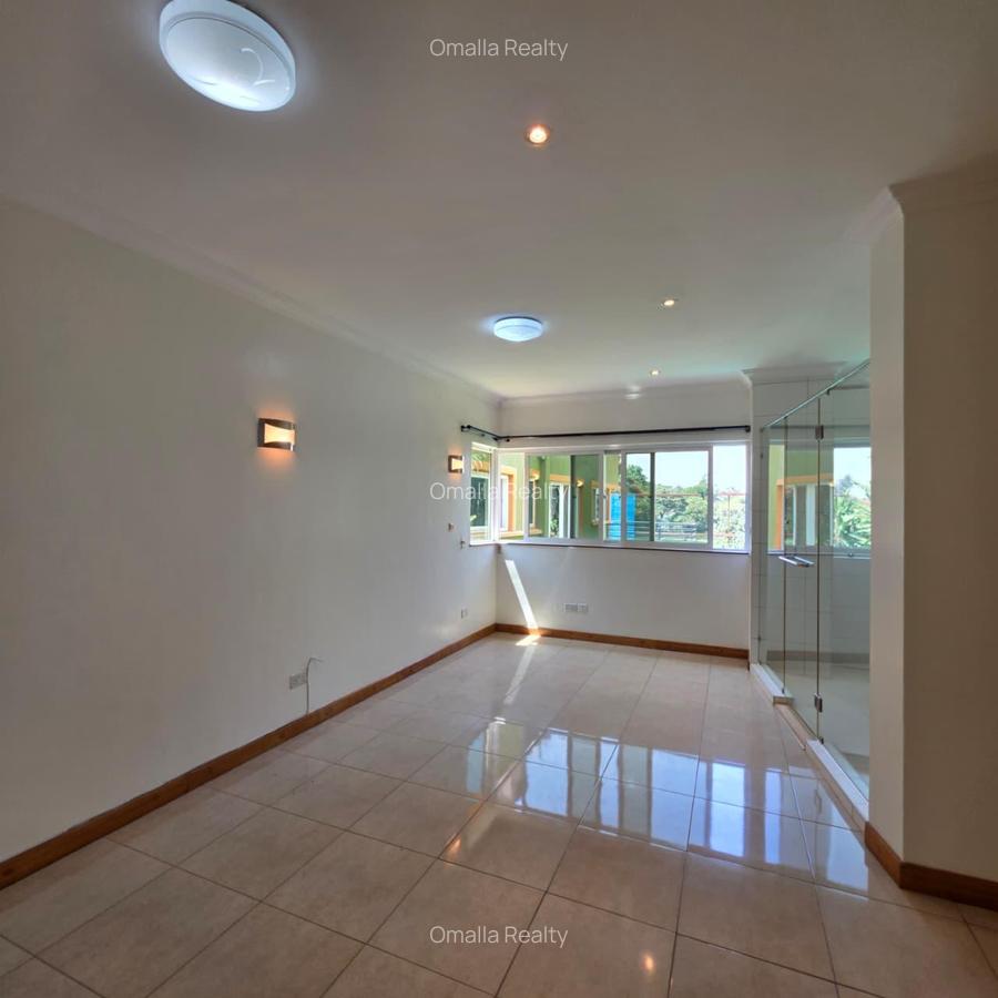 4 Bed House with En Suite in Riverside - 12