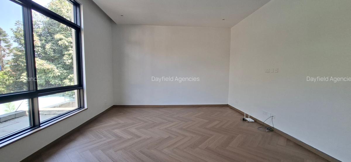 5 Bed House with En Suite in Lavington - 7