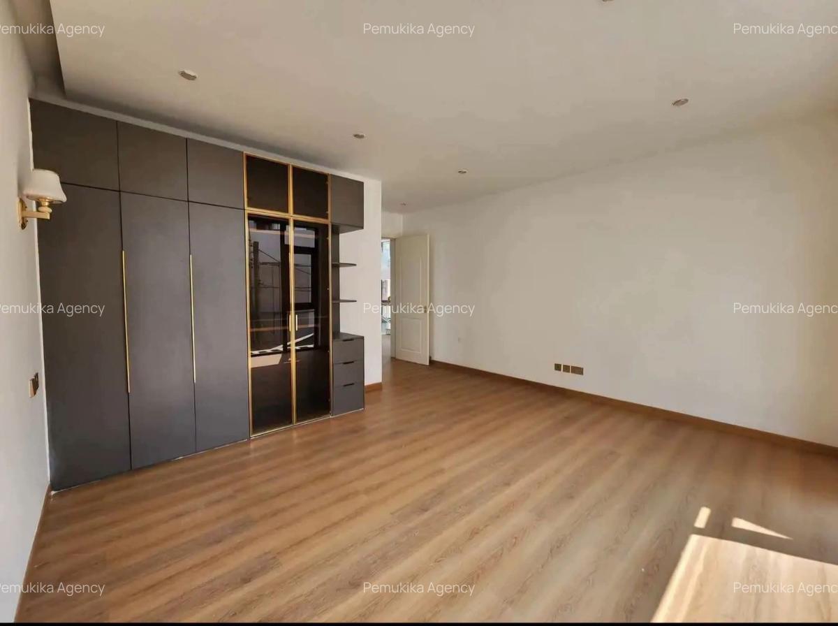 5 Bed Townhouse with En Suite in Lavington - 4