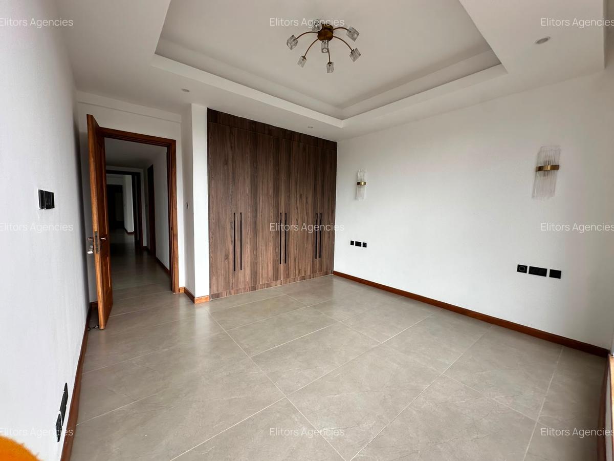 4 Bed Apartment with En Suite at Riverside Drive - 18