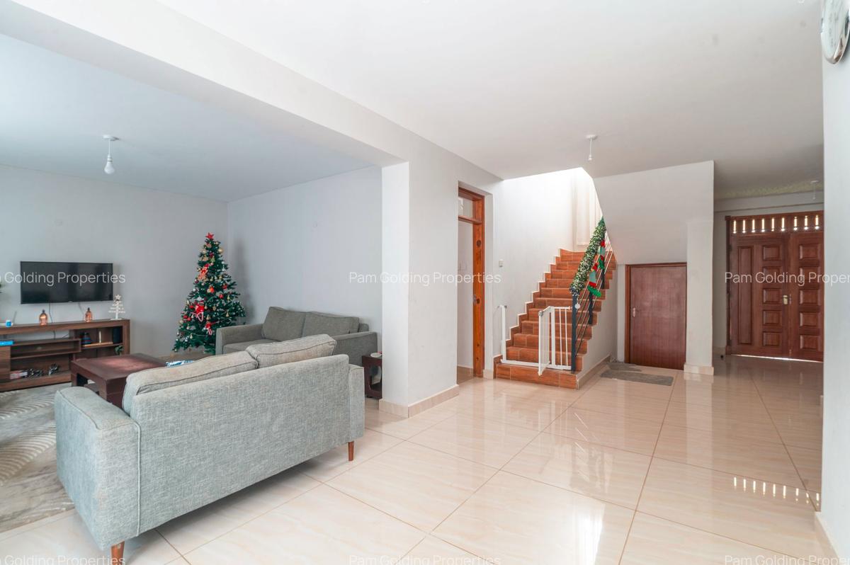 4 Bed Townhouse with En Suite at Queen Estate Road - 7