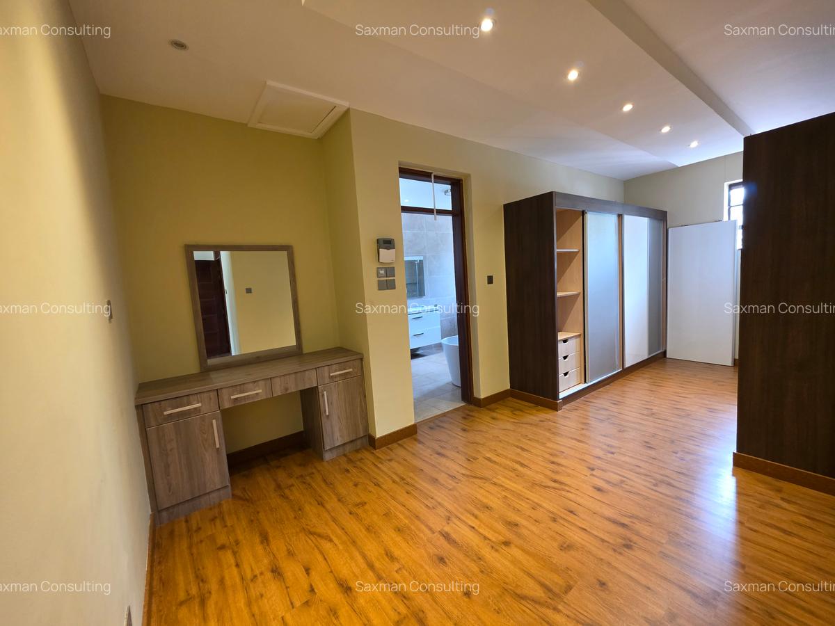 5 Bed House with En Suite in Runda - 9