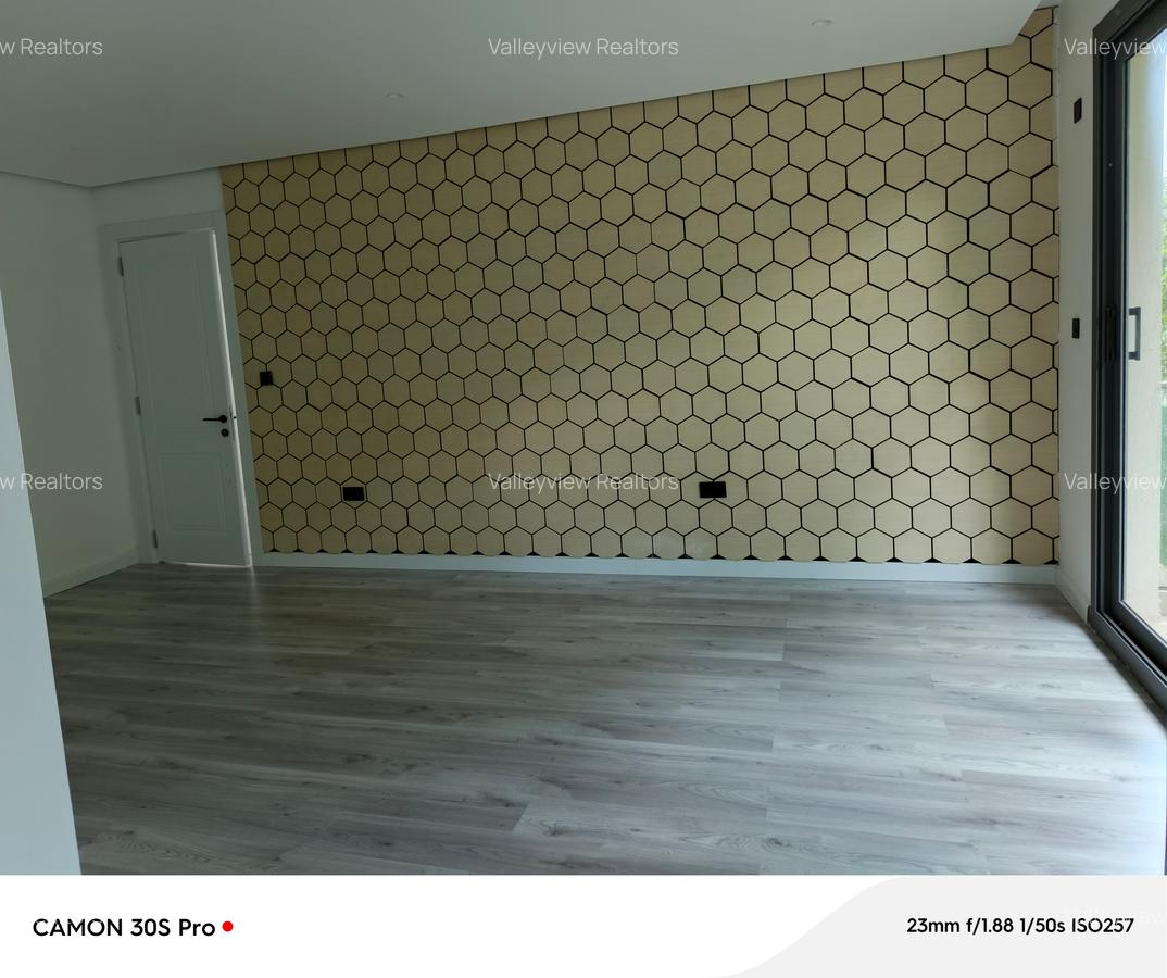 5 Bed Townhouse with En Suite at Lavington - 14