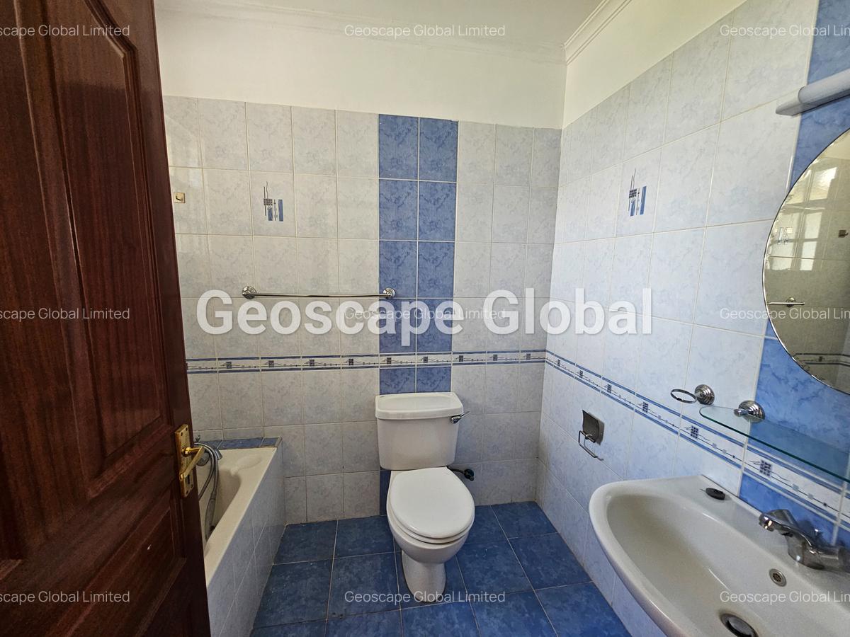 4 Bed House with En Suite in Rosslyn - 16