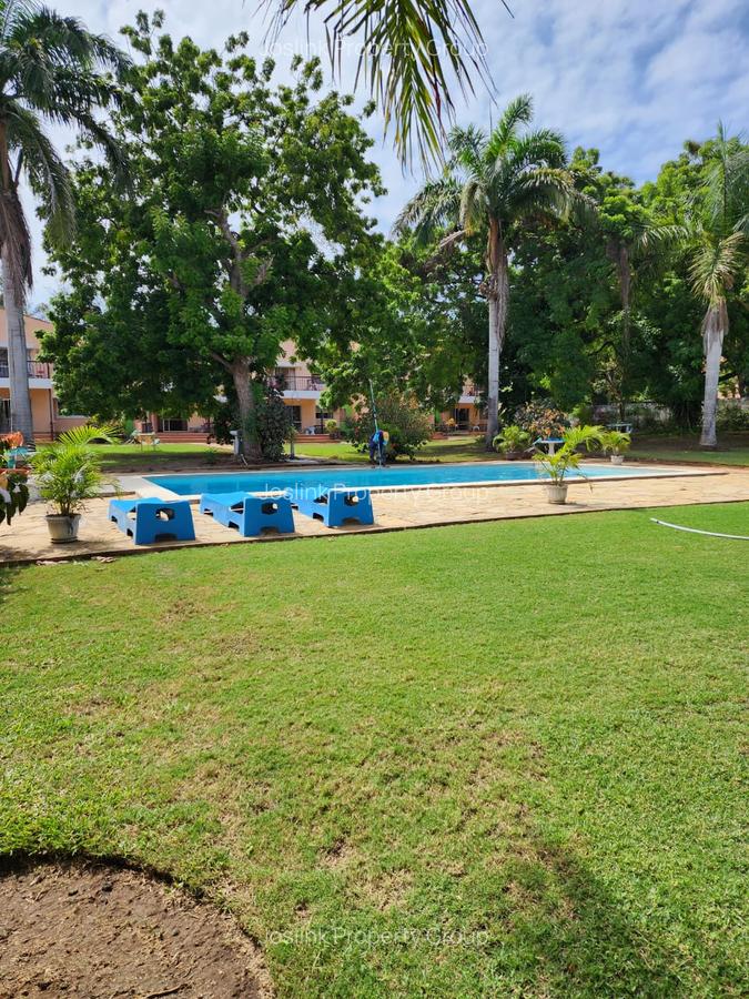 Serviced 10 Bed Apartment with En Suite at Greenwood Drive - 5