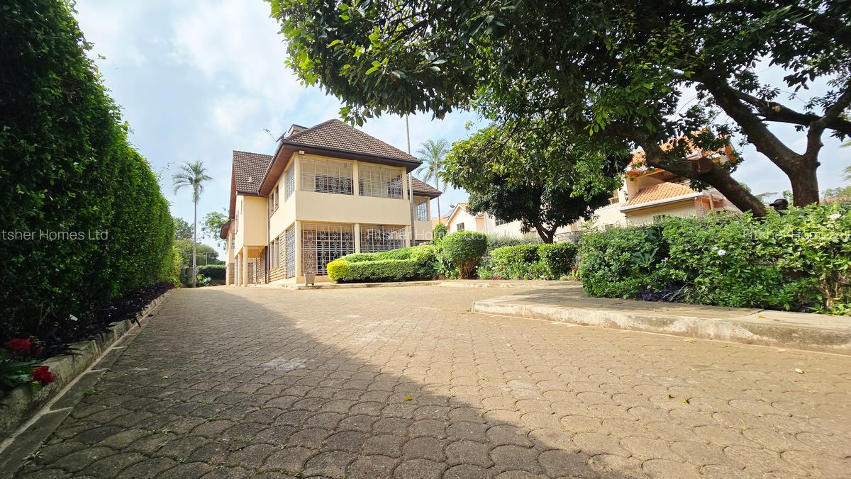 5 Bed House with En Suite in Runda - 2