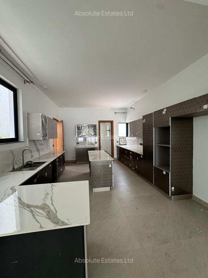 5 Bed Townhouse with En Suite in Lavington - 3
