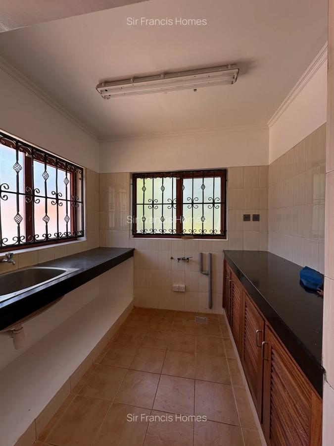 6 Bed House with En Suite in Runda - 13