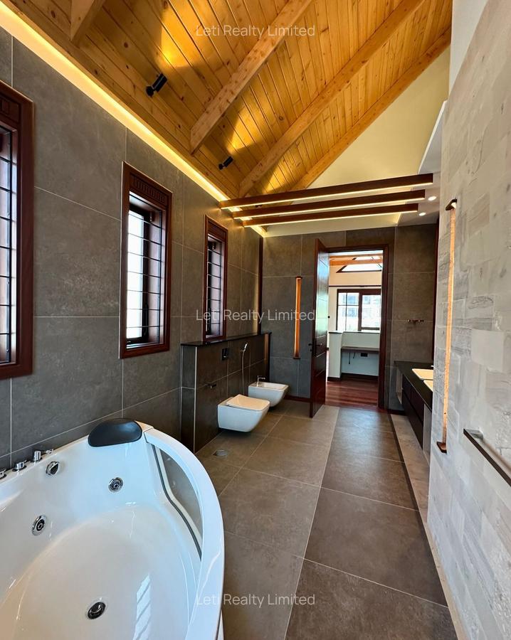 5 Bed House with En Suite in Runda - 12