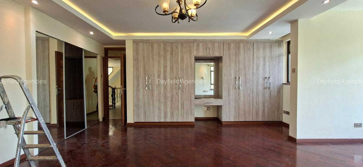 5 Bed House with En Suite in Lavington - 7