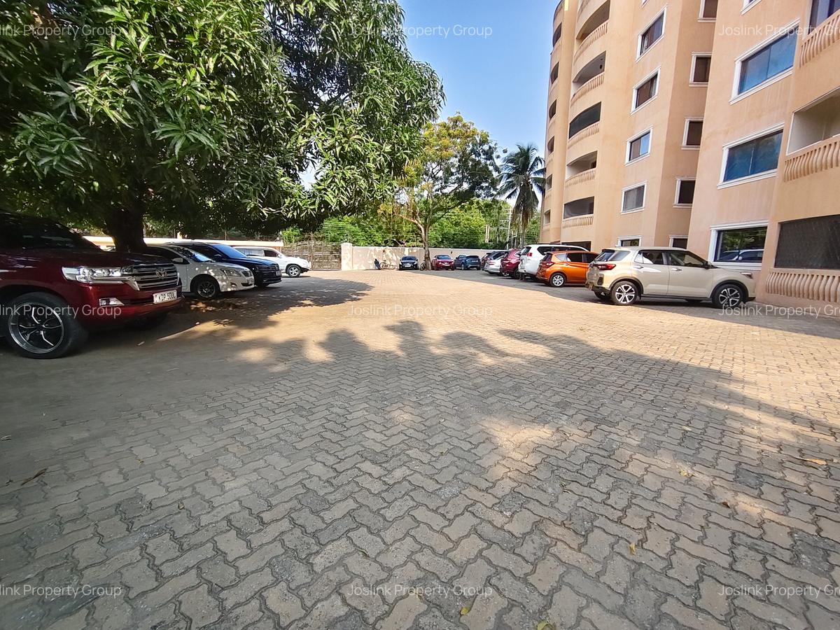 3 Bed Apartment with En Suite at Greenwood Drive - 3