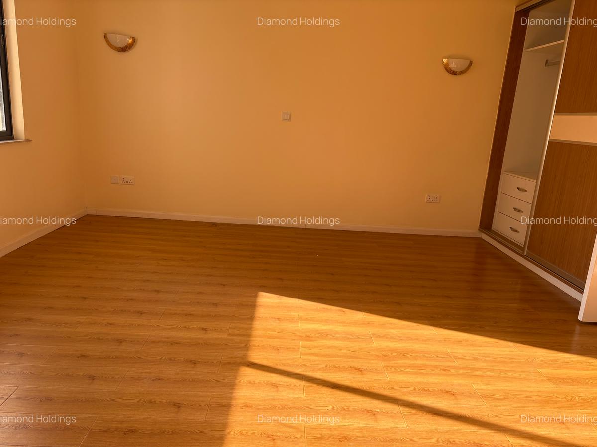 3 Bed Apartment with En Suite in Brookside - 10