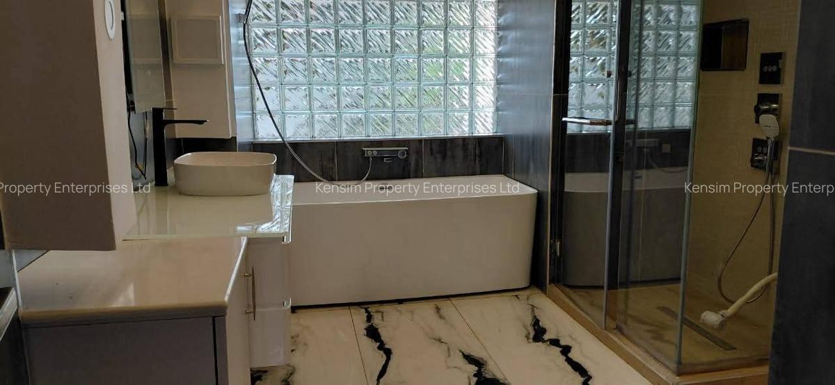 5 Bed House with En Suite in Runda - 12
