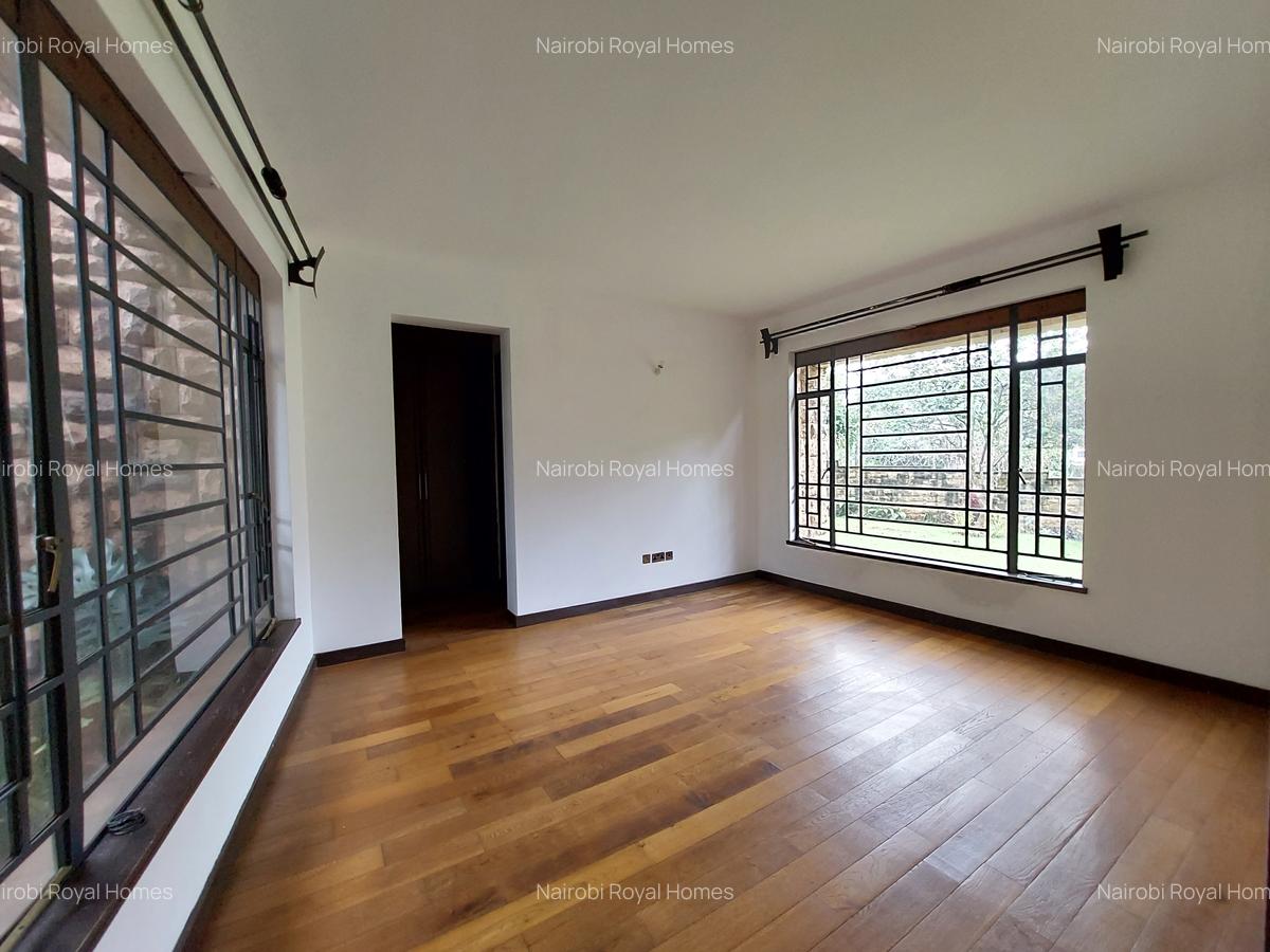 5 Bed House with En Suite at Lake View - 17