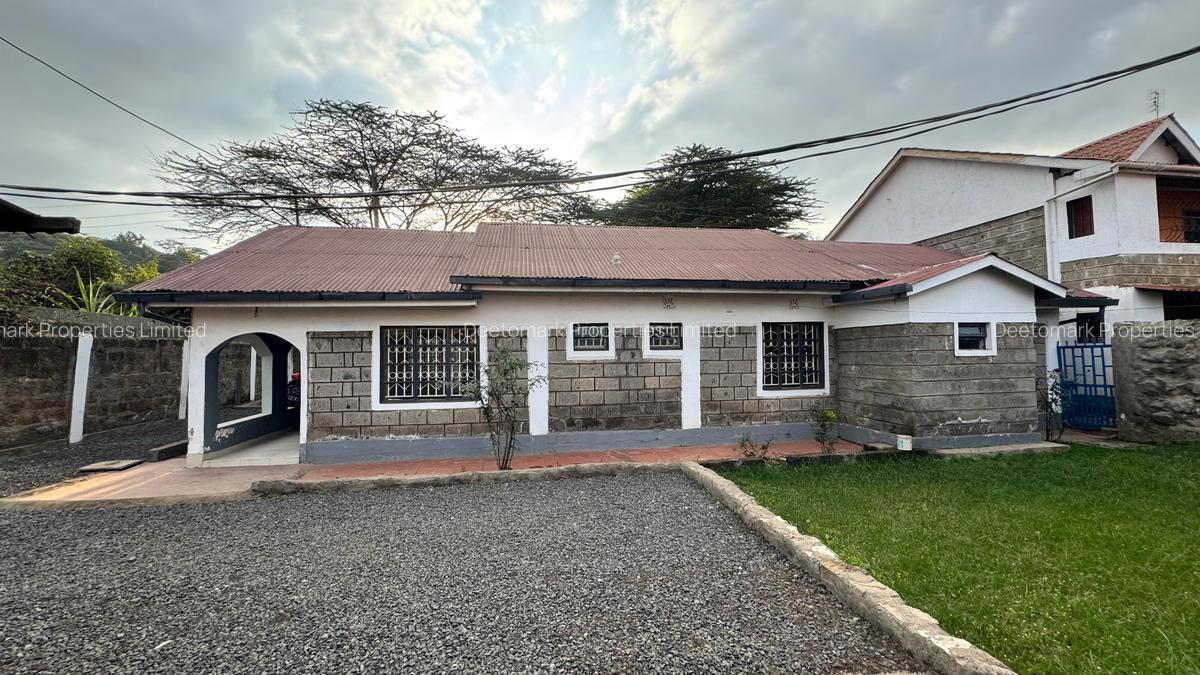 4 Bed House with En Suite at Karen End - 2