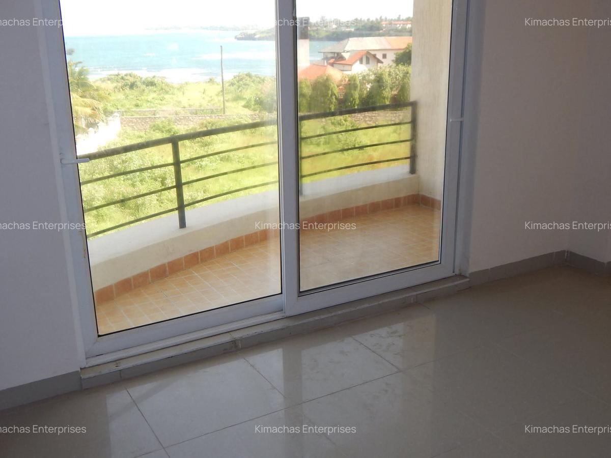 3 Bed Apartment with En Suite at Greenwood Dr - 7