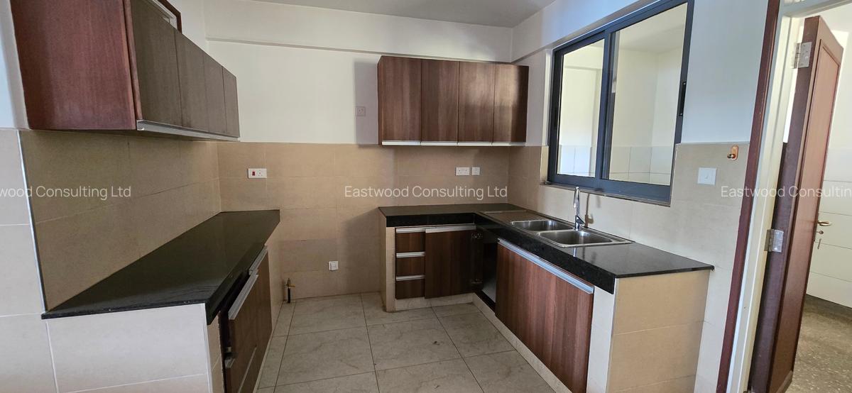 4 Bed Apartment with En Suite in Parklands - 3