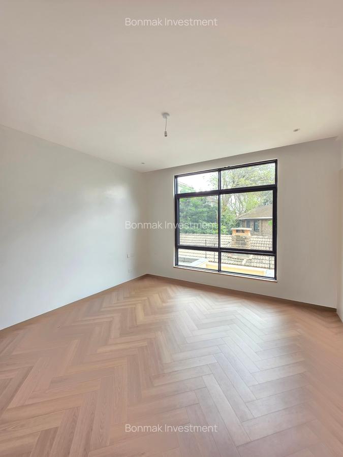 5 Bed Townhouse with En Suite at Lavington Green - 17