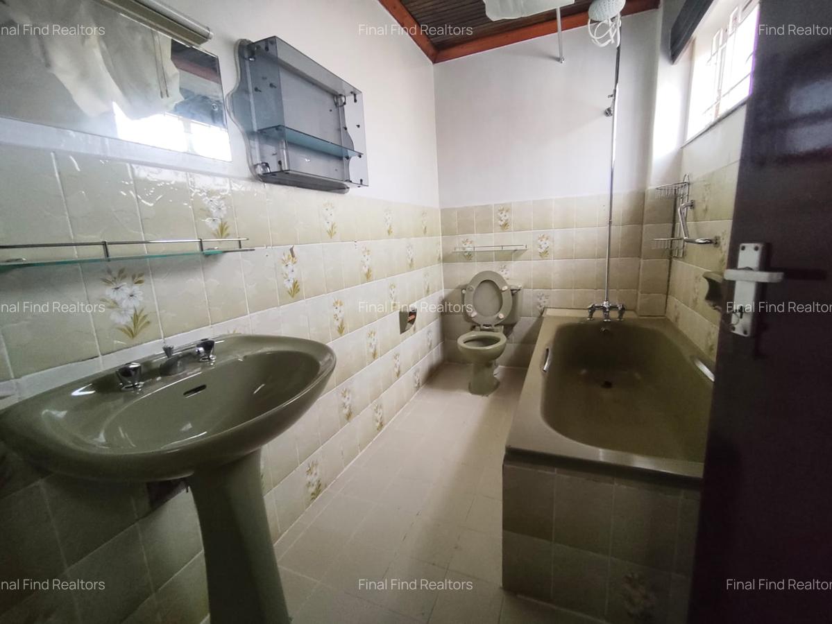 6 Bed House with En Suite in Garden Estate - 16