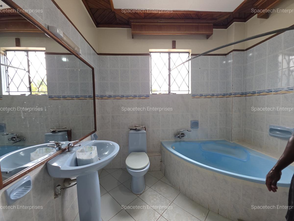 5 Bed House with En Suite in Runda - 14