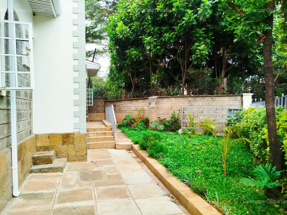 5 Bed House with En Suite in Lavington - 14