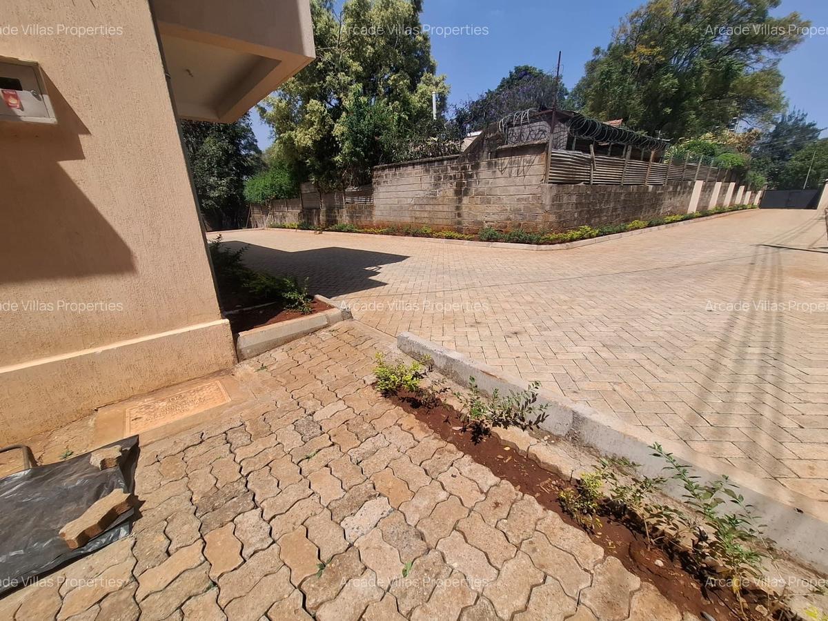 5 Bed House with En Suite in Lavington - 13