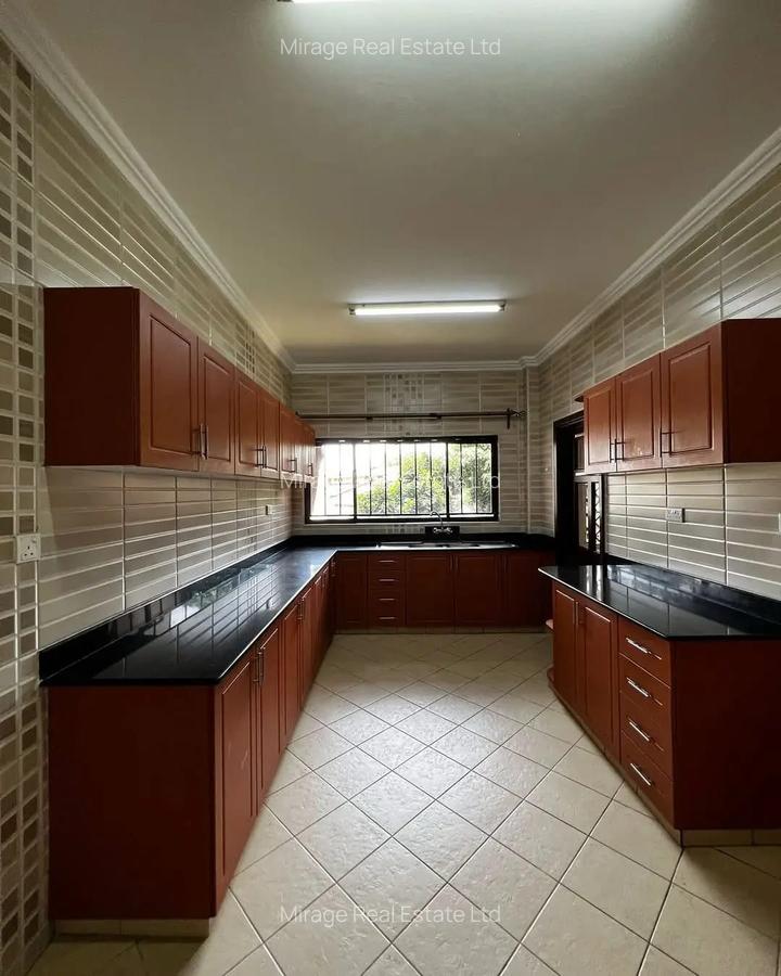 4 Bed Apartment with En Suite in Brookside - 17