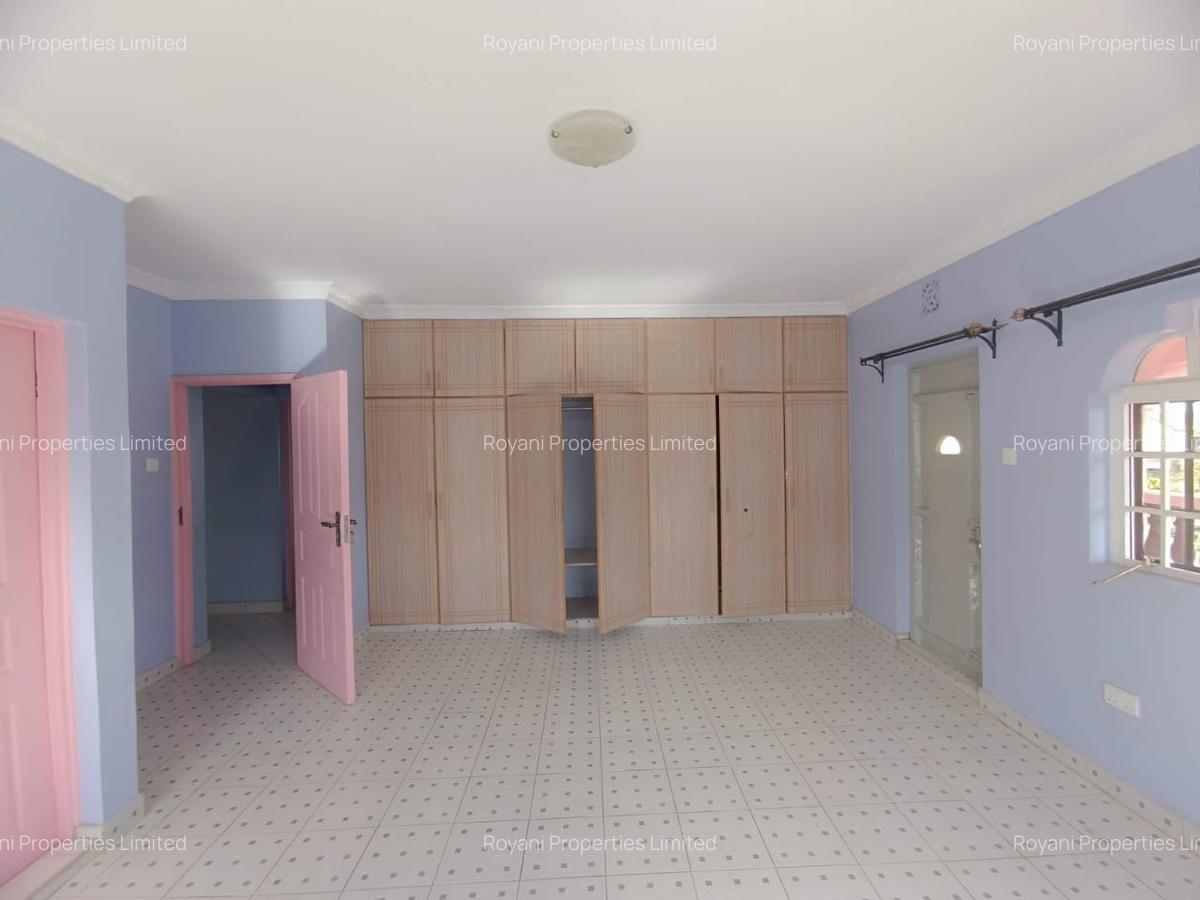 5 Bed House with En Suite in Membley - 6