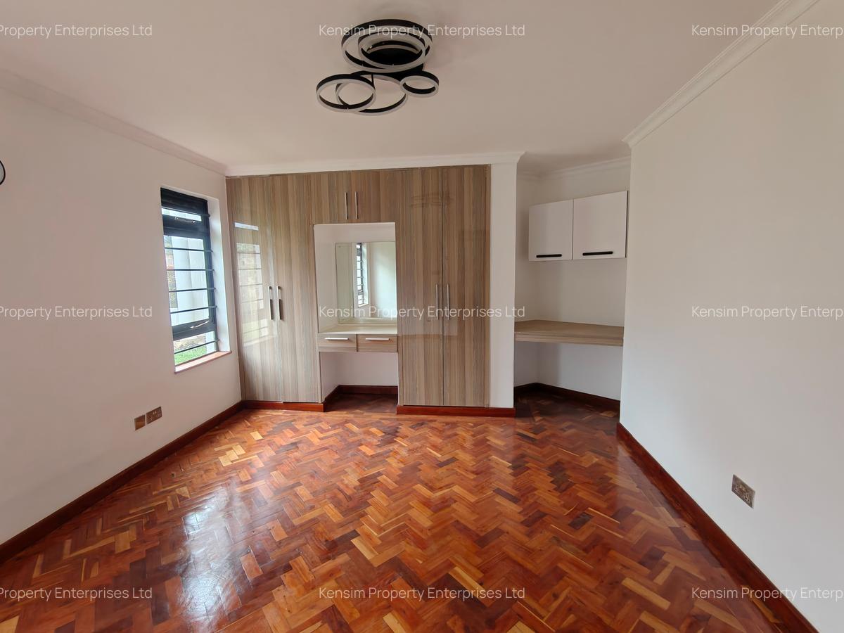 5 Bed House with En Suite in Runda - 12