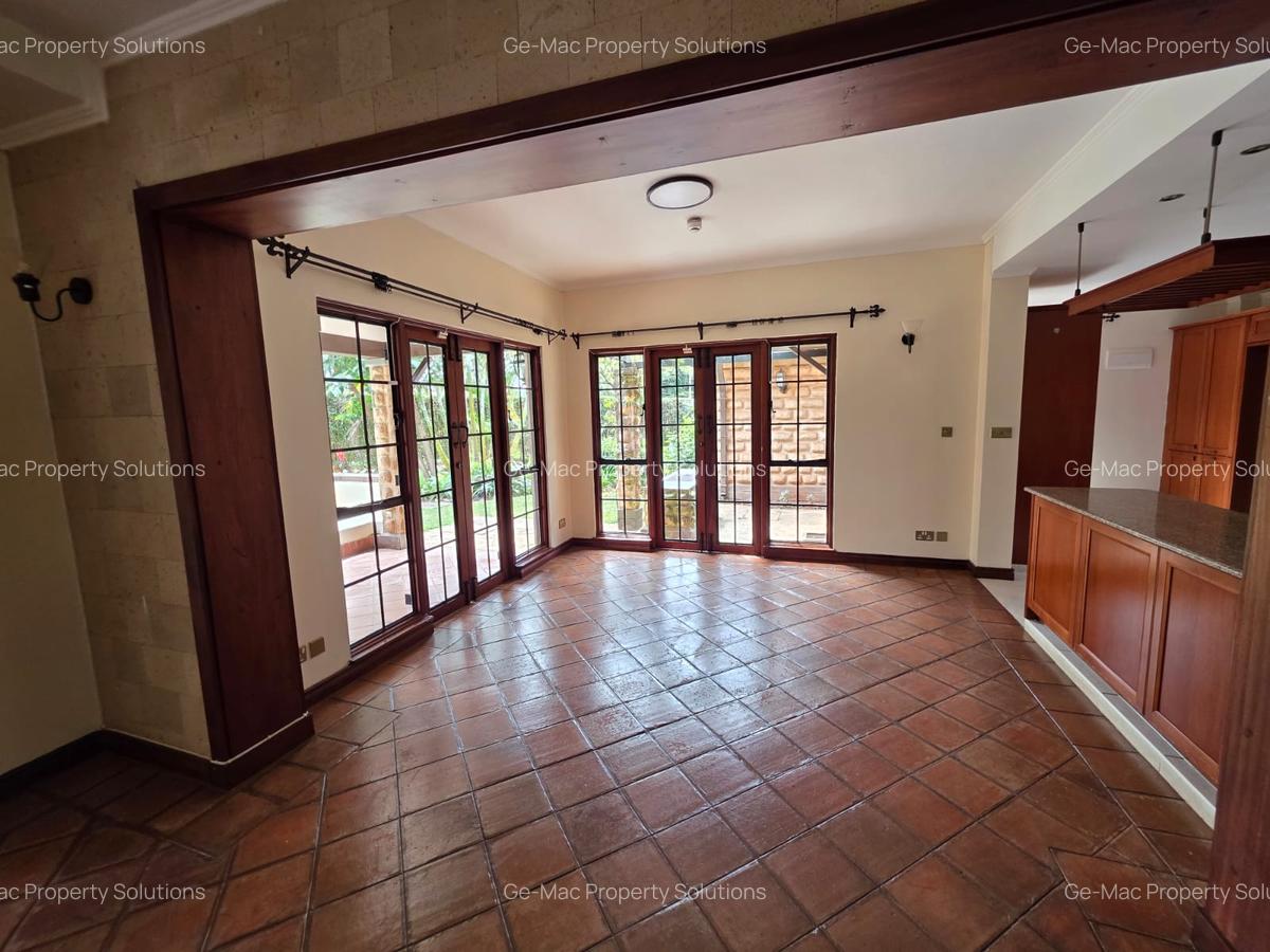 4 Bed House with En Suite in Ridgeways - 2