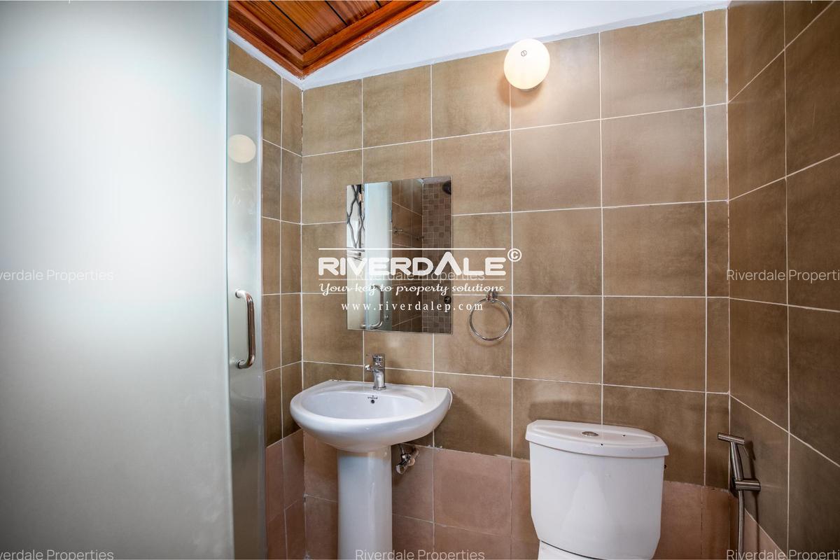5 Bed House with En Suite in Runda - 14