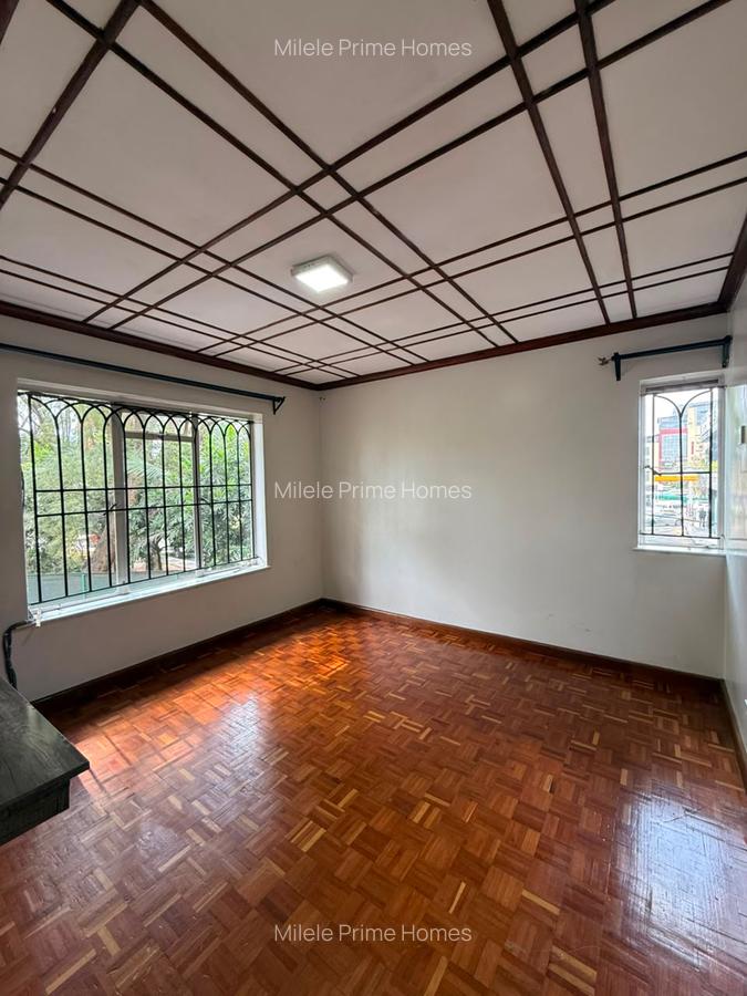 4 Bed Villa with En Suite at Lavington - 6