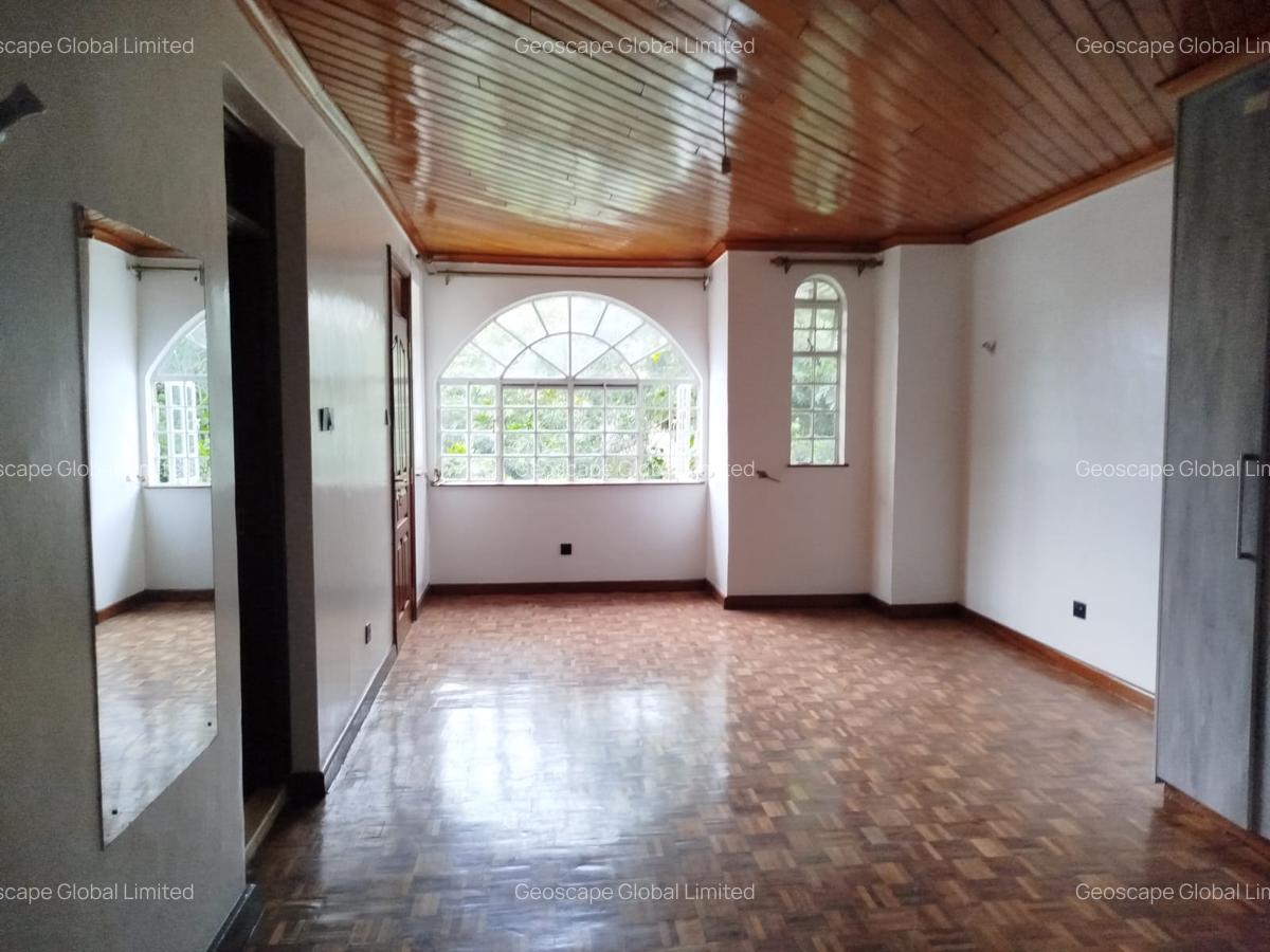5 Bed House with En Suite in Lavington - 3