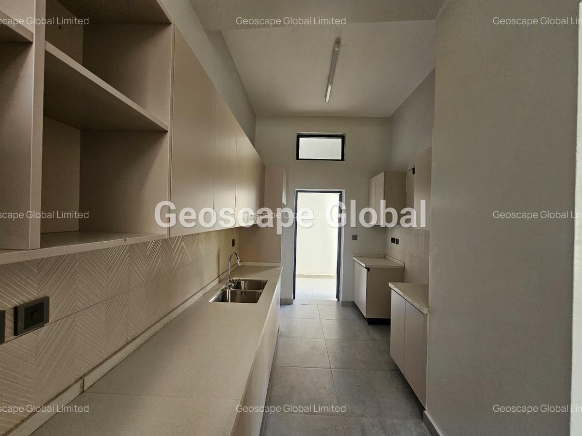 5 Bed House with En Suite in Runda - 4