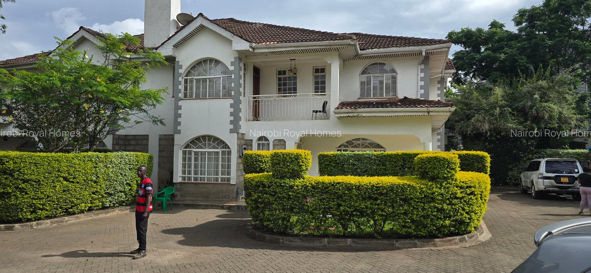 5 Bed Townhouse with En Suite at Off Convent Drive - 3