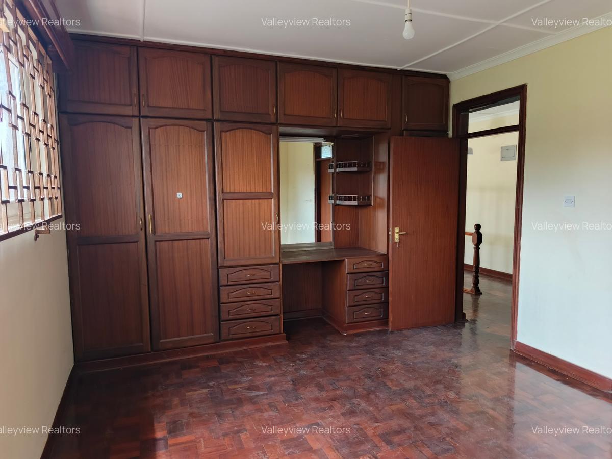 4 Bed Townhouse with En Suite at Lavington - 15