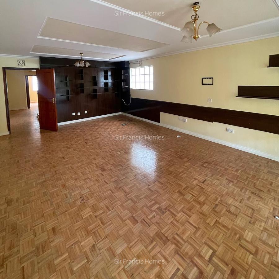 4 Bed House with En Suite in Lavington - 14