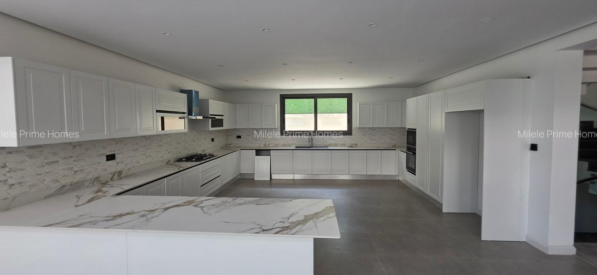 5 Bed Villa with En Suite in Lavington - 4