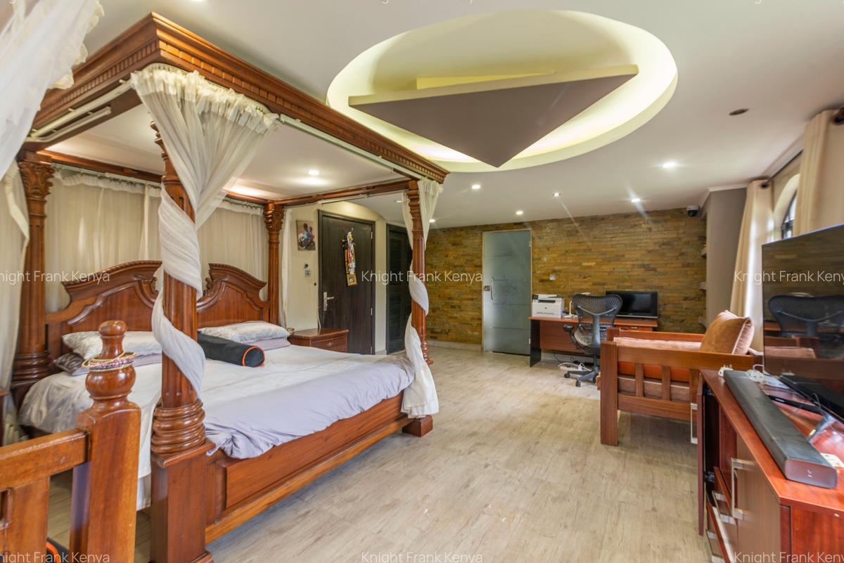 5 Bed House with En Suite in Ridgeways - 9