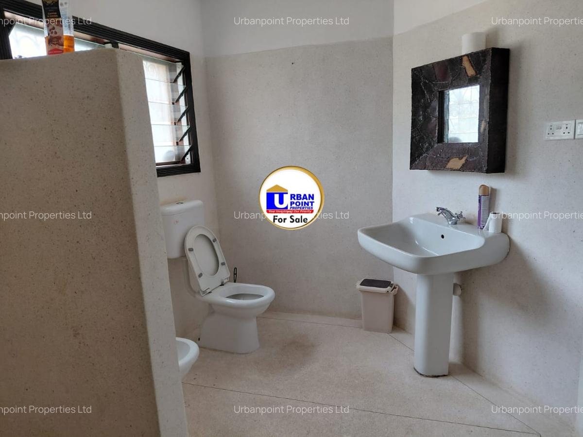 5 Bed Townhouse with En Suite in Malindi - 12