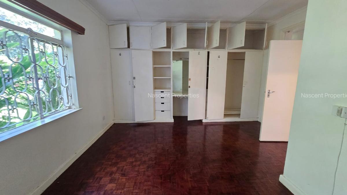4 Bed House with En Suite in Rosslyn - 4