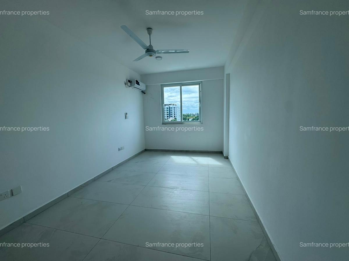 Serviced 2 Bed Apartment with En Suite at Links Road - 11