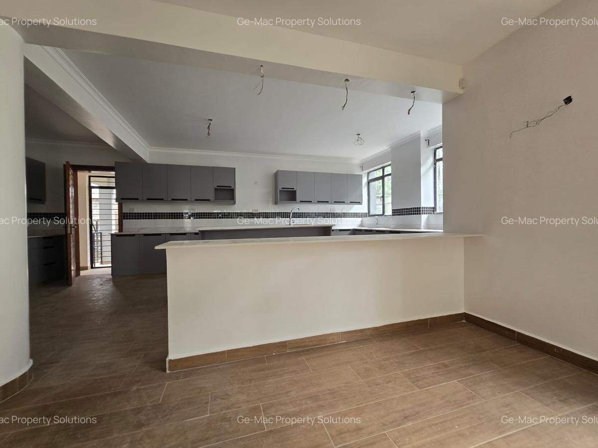4 Bed House with En Suite in Ridgeways - 3