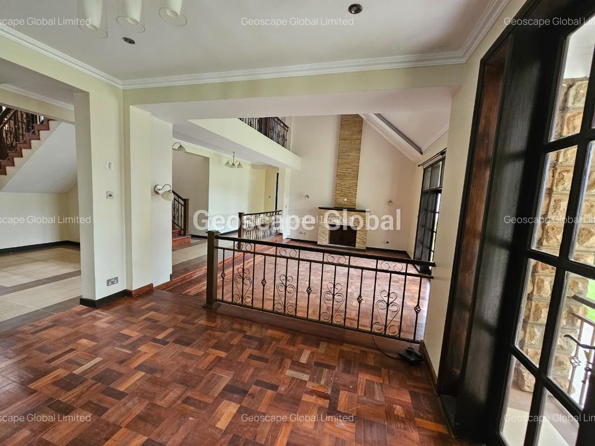 4 Bed House with En Suite in Rosslyn - 2