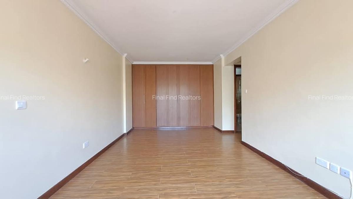 3 Bed Apartment with En Suite in Brookside - 9